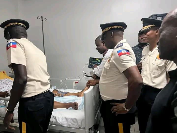 Vizit solidarite : DG Paraison ak wo Kòmandman PNH la vizite polisye ki blese yo nan lopital