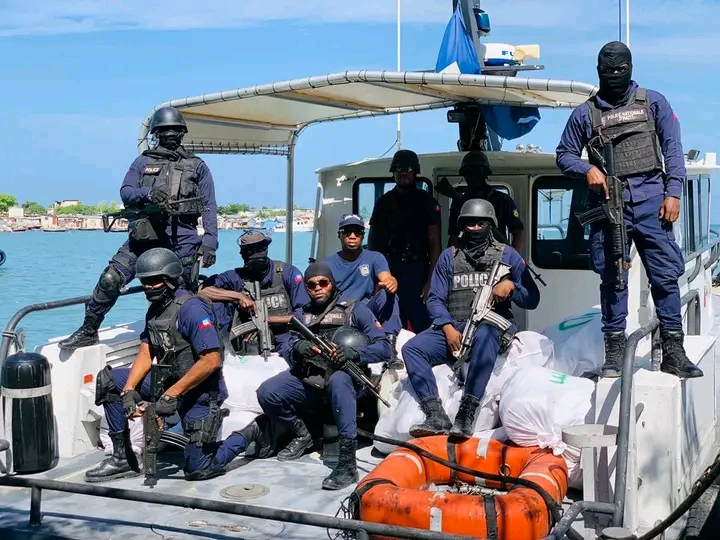 Révélation AyiboPost : des marins paient jusqu’à 50 000 gourdes aux garde-côtes pour sécuriser la traversée de la baie de Port-au-Prince