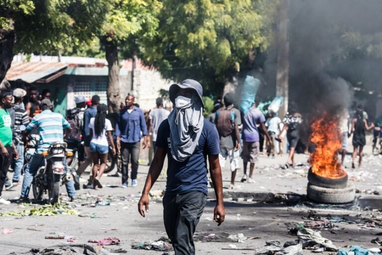 manifestants-exigeant-demission-president-Jovenel-Moise-pneus-capitale-haitienne-28-octobre-2019_0